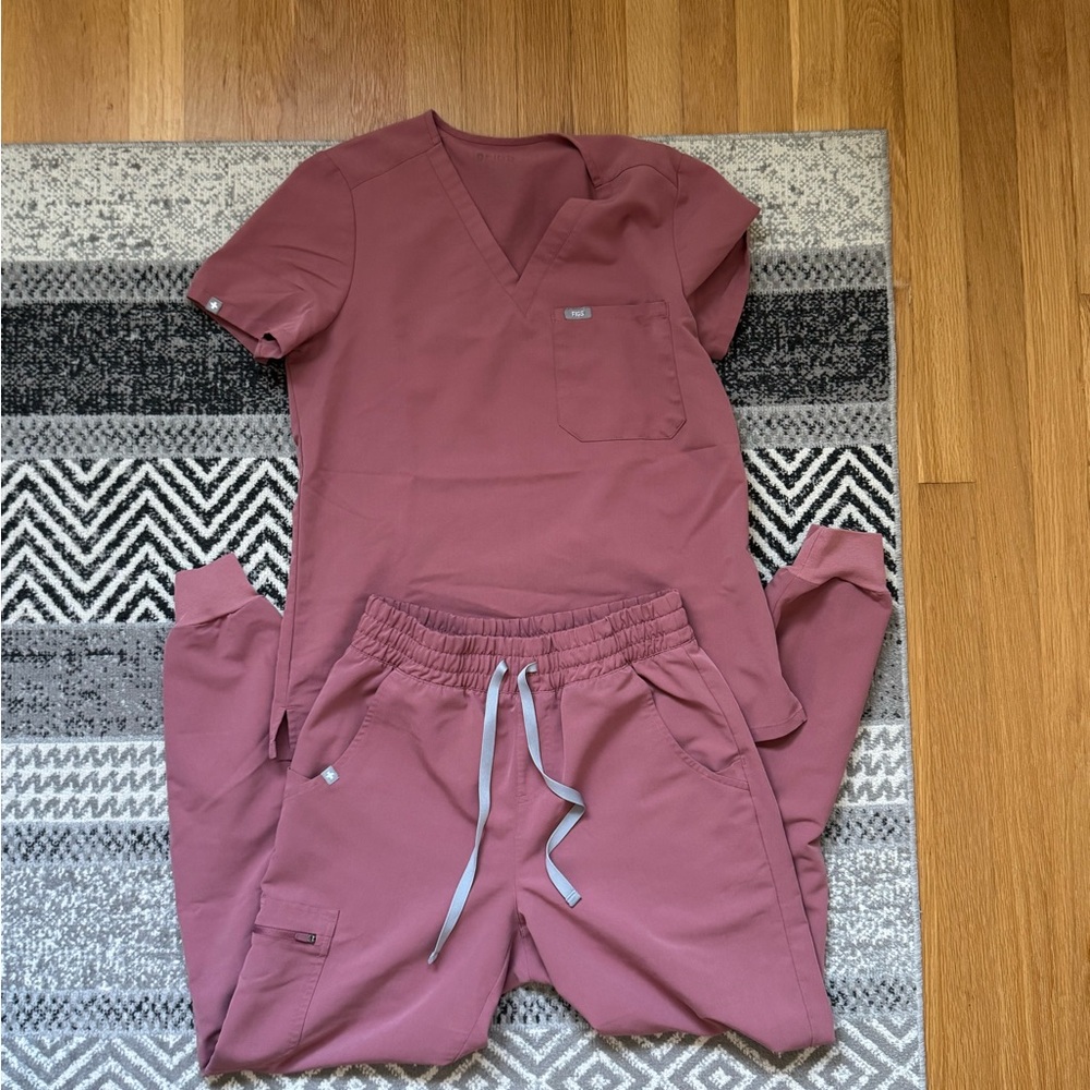 FIGS Mauve Small Scrub set